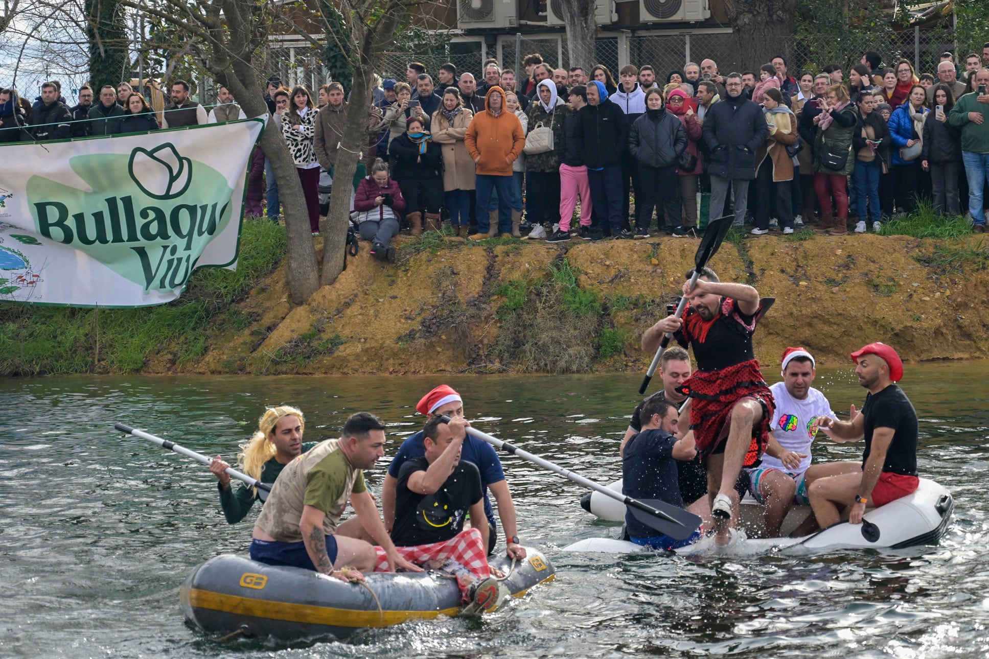 EL ROBLEDO (CIUDAD REAL), 31/12/2023.- Cientos de personas ha querido despedir 2023 con un baño de vértigo en las gélidas aguas del río Bullaque en El Robledo (Ciudad Real), continuando así con una tradición iniciada en 1995 cuando un grupo de amigos se comprometió a celebrar que su cauce volvía a llevar agua después de un largo periodo de sequía que lo secó por completo. EFE/Jesús Monroy
