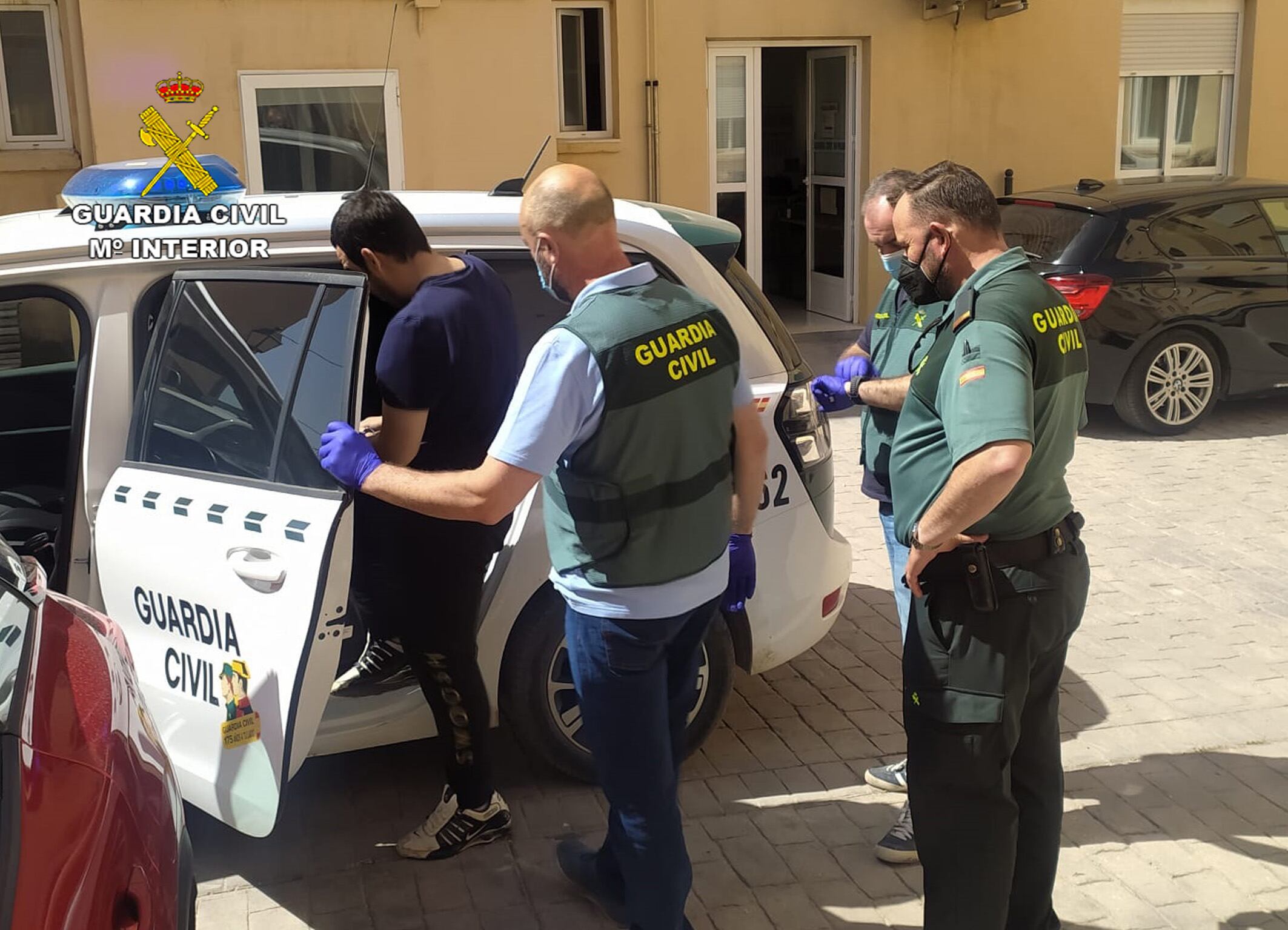 La Guardia Civil con uno de los detenidos en la operación policial