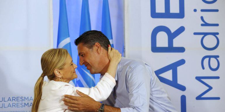 GRA086. SAN LORENZO DE EL ESCORIAL (MADRID), 23/08/2015.- La presidenta de la Comunidad de Madrid, Cristina Cifuentes, y el candidato del PP a la Presidencia de la Generalitat de Cataluña, Xavier García Albiol, se saludan durante la reunion con alcaldes d