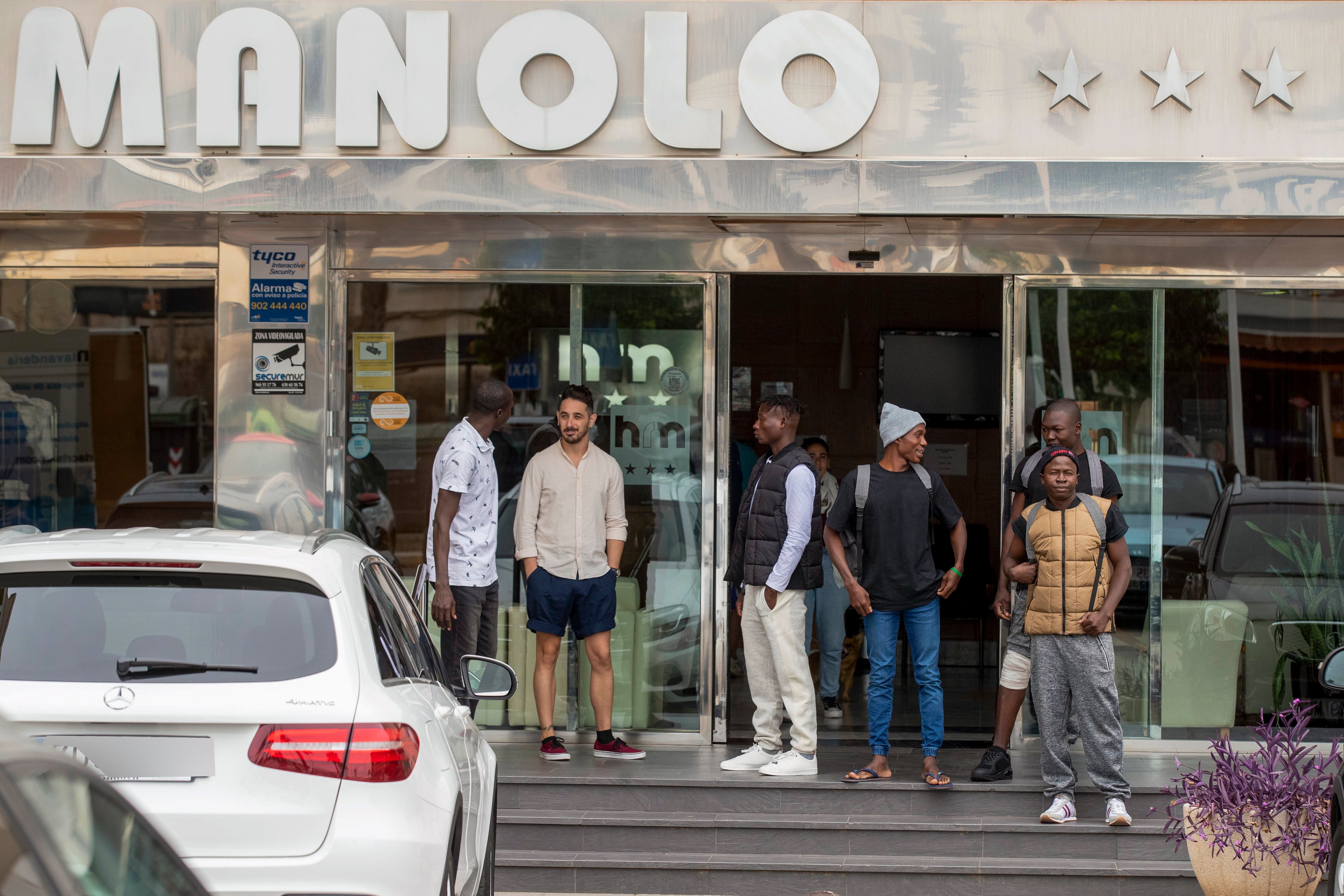 Varios migrantes este viernes en la cafetería de un hotel de Cartagena, donde han sido trasladados desde la isla del Hierro, para garantizar una acogida digna ante el repunte migratorio en las Islas Canarias donde las llegadas de pateras están marcando cifras sin precedentes desde la crisis de los cayucos de 2006