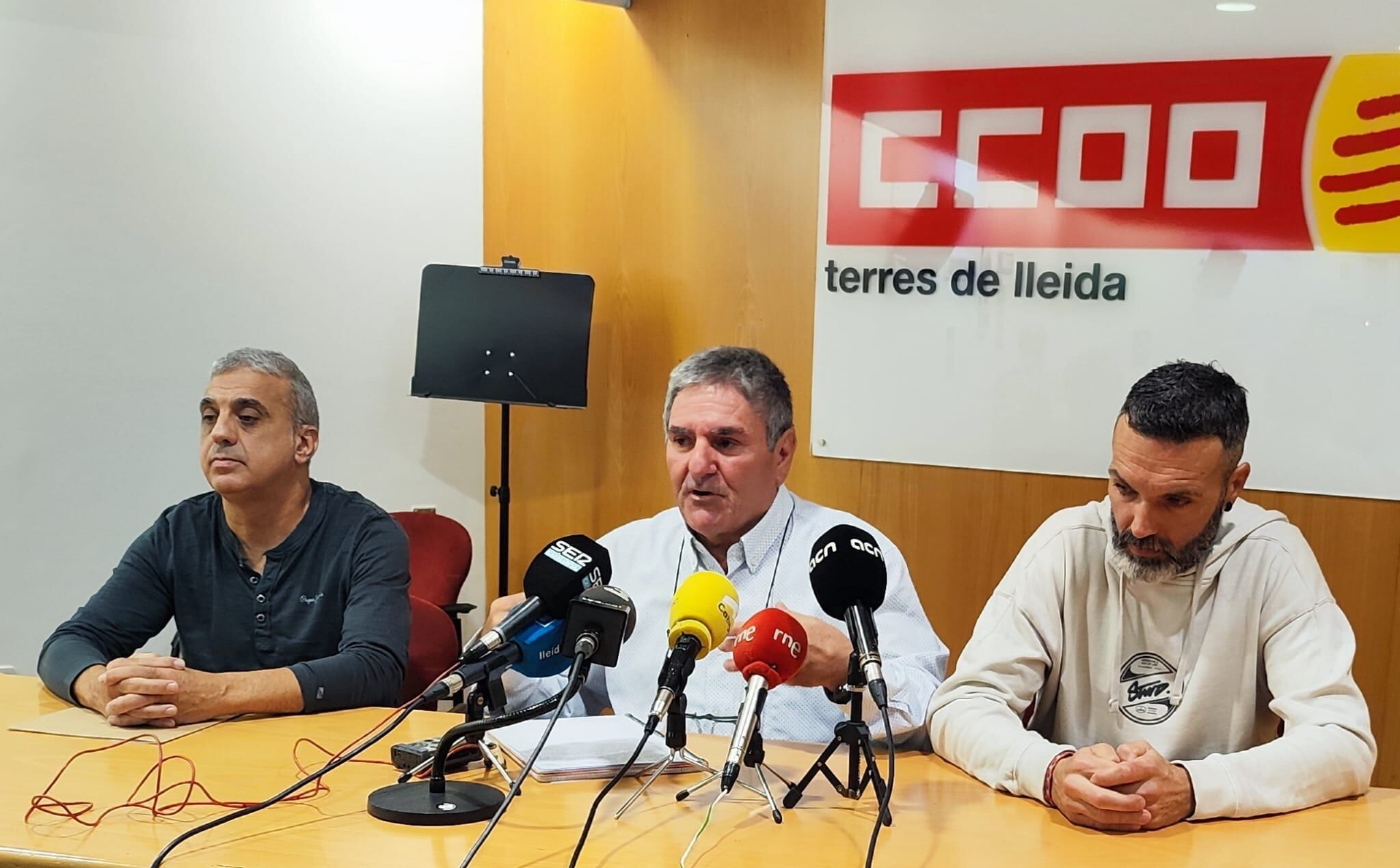 Al mig, Paco Morales, president del comitè d'empresa d'Autobusos de Lleida. L'acompanyen, a l'esquerra José Luis Herreruela, de la UGT  i Jaume Gòdia, secretari del comitè.