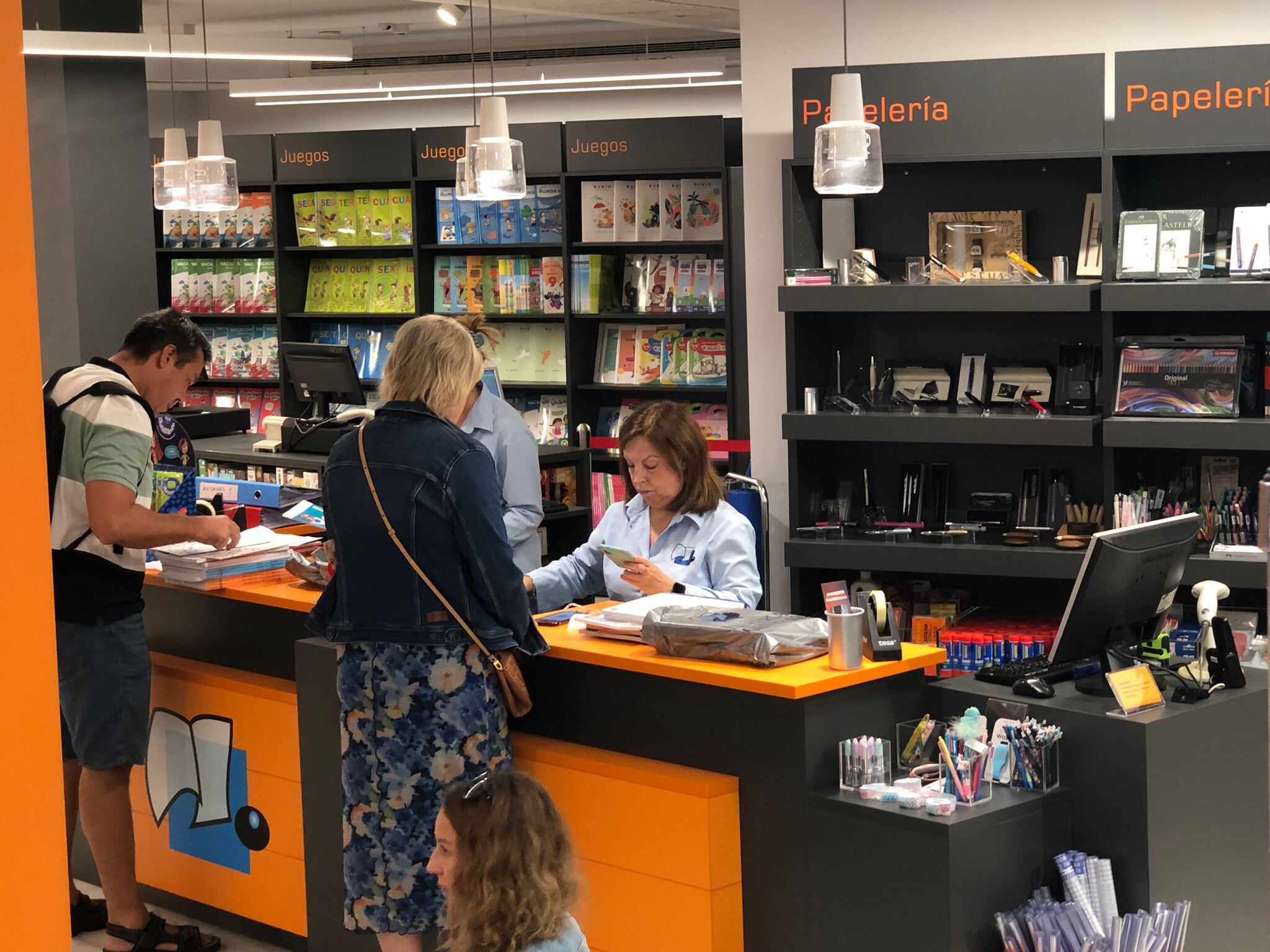 Las librerías se llenan con la vuelta al cole