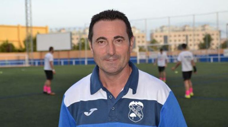 Diego Miñana en su época de entrenador de la UD Oliva.