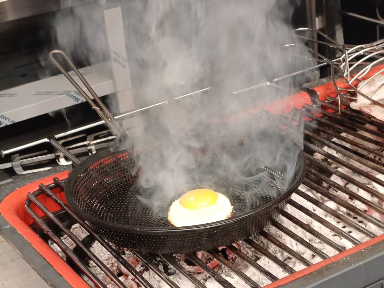 El cocinero Miquel Gilabert (Mare), preparando su huevo &#039;frito&#039; a la brasa en Gastrónoma 2023.