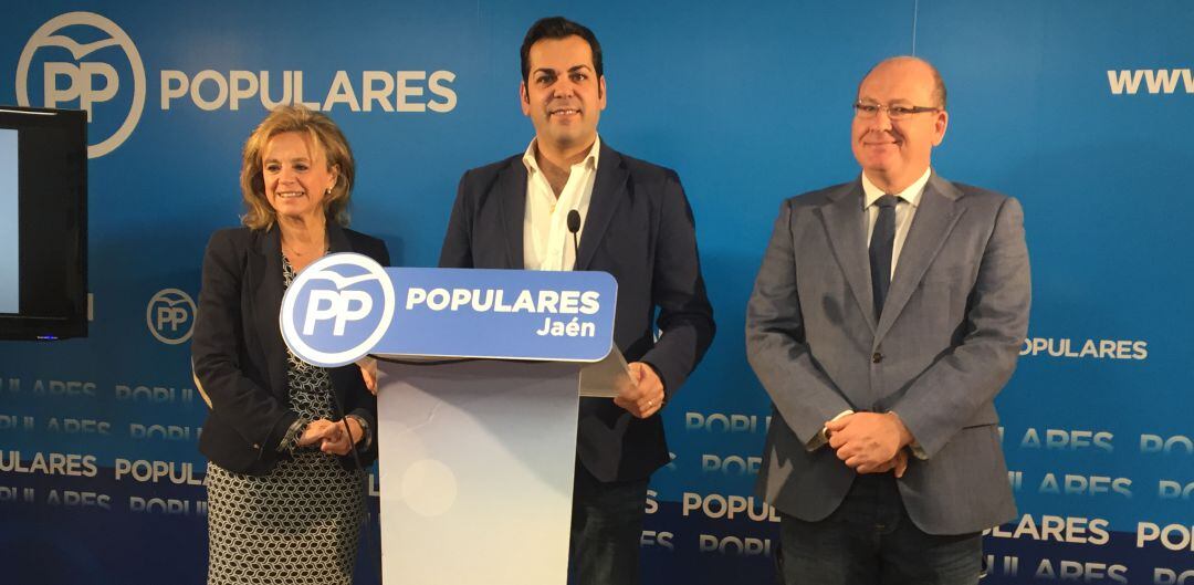 Javier Márquez (a la derecha) junto al presidente provincial del PP, Juan Diego Requena, y la candidata al Congreso, María Luisa del Moral.