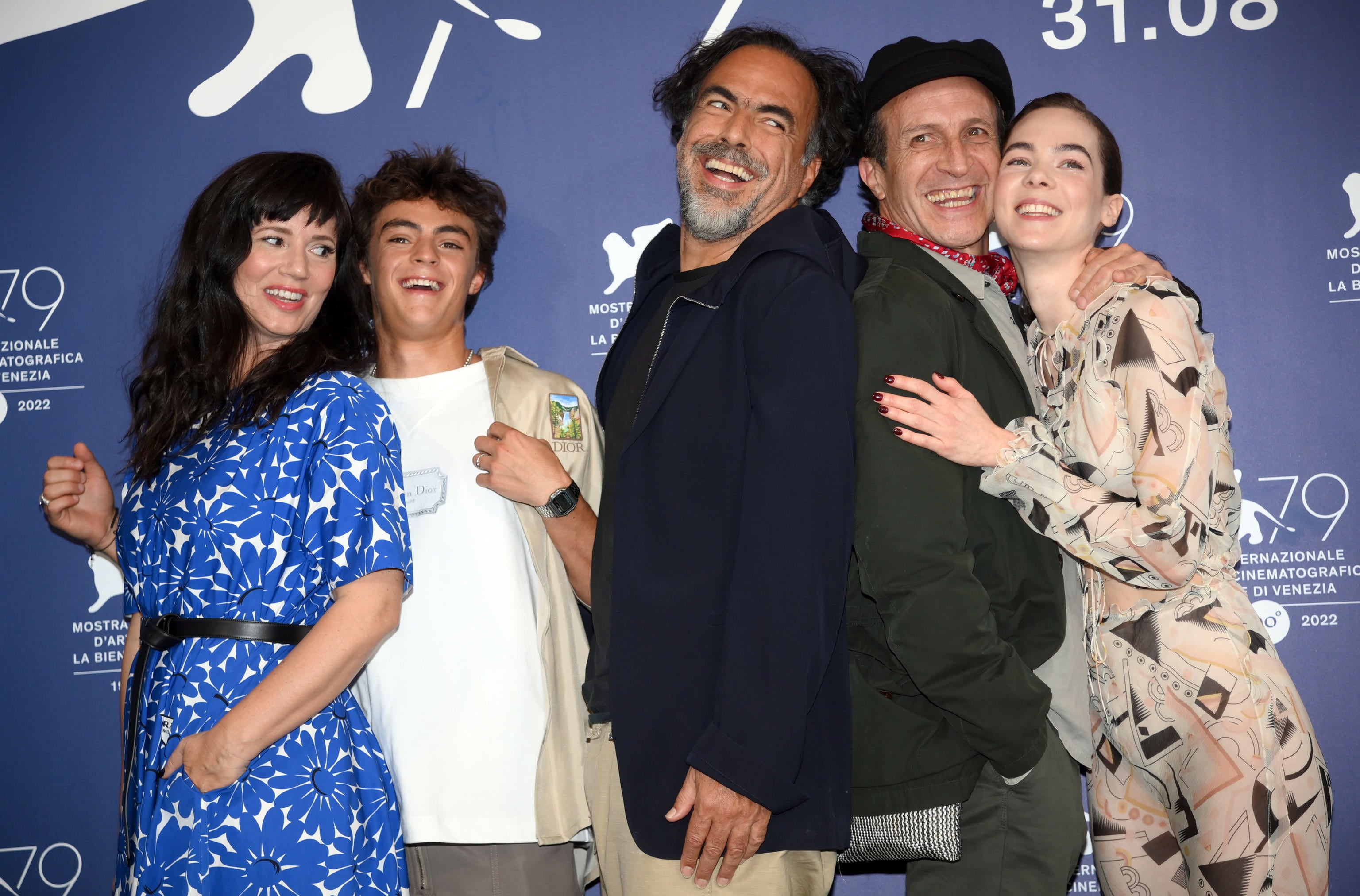 Venice (Italy), 01/09/2022.- (L-R) Griselda Siciliani, Iker Sanchez Solano, filmmaker Alejandro Gonzalez Inarritu, Daniel Gimenez Cacho and Ximena Lamadrid pose at a photocall for &#039;Bardo, falsa cronica de unas cuantas verdades (Bardo, false chronicle of a handful of truths&#039; during the 79th annual Venice International Film Festival, in Venice, Italy, 01 September 2022. The movie is presented in Official competition &#039;Venezia 78&#039; at the festival running from 31 August to 10 September 2022. (Cine, Italia, Niza, Venecia) EFE/EPA/CLAUDIO ONORATI
