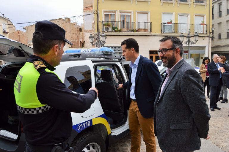 El alcalde y el Intendente de la Policía Local en Elda presentan los nuevos vehículos