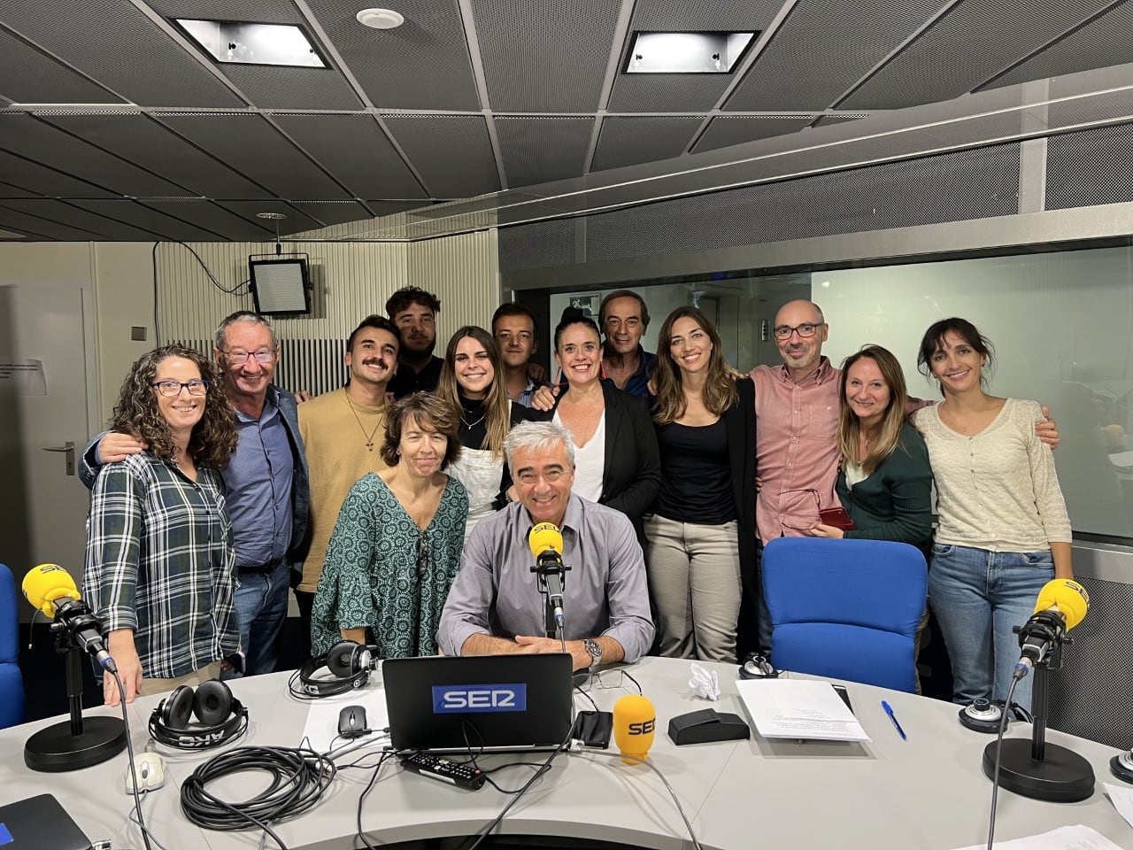 El equipo de La Ventana, junto a Carles Francino