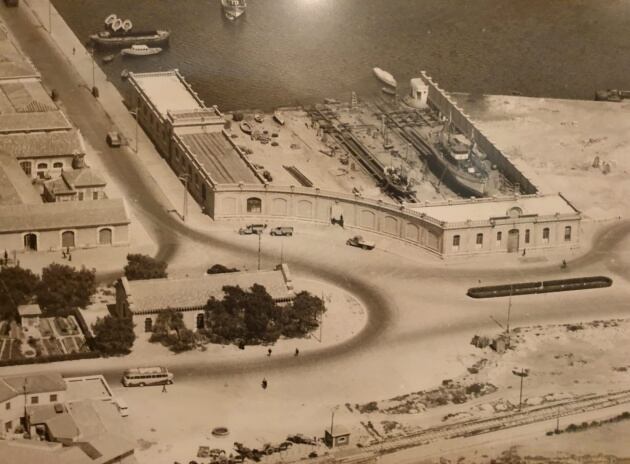 Imagen histórica del antiguo astilero que en la actualidad alberga la sede del Real Club de Regatas de Alicante