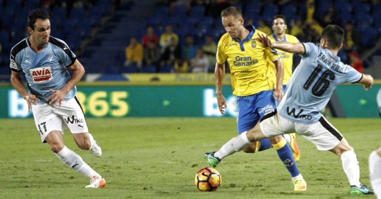 Fran Rico trata de cortar el avance de Dani Castellano ante la atenta mirada de Kike García