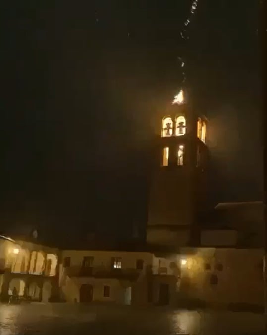 Vídeo viral de un rayo impactando en la torre de la iglesia de Pedraza en una tormenta a finales del 2022