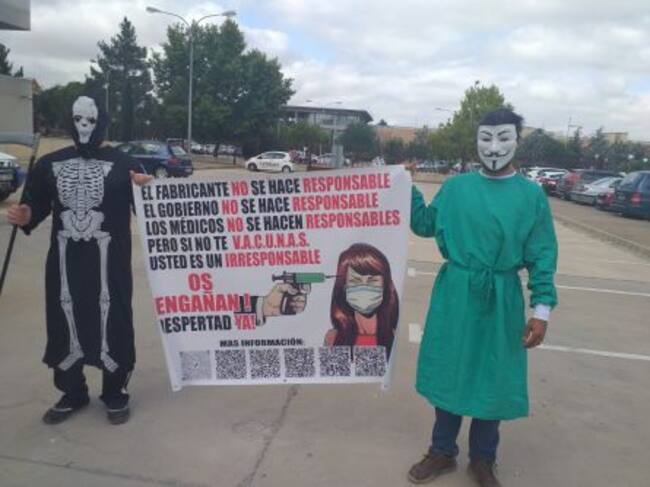 Dos personas antivacunas han acudido también al Campus Universitario