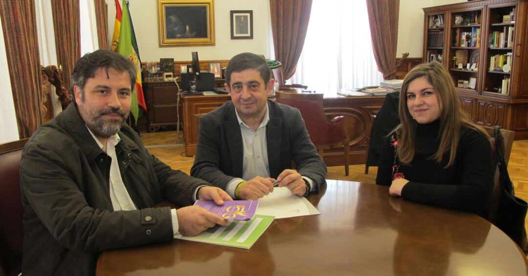 El presidente de la Diputación de Jaén, Francisco Reyes, se ha reunido con el presidente de la Asociación Provincial de Personas Sordas de Jaén (Aprosoja), José Ramón Izquierdo.