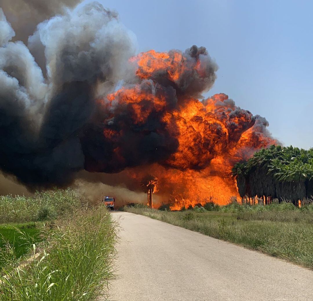 Las llamas de un incendio en Polinyà de Xúquer atrapa a los vehículos de los bomberos