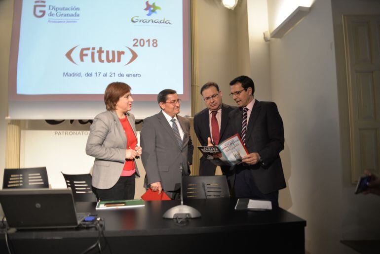 La delegada de la Junta, el presidente de la Diputación, el presidente de la Federación de Hostelería y el alcalde de Granada en la presentación de la presencia de la provincia de Granada en Fitur