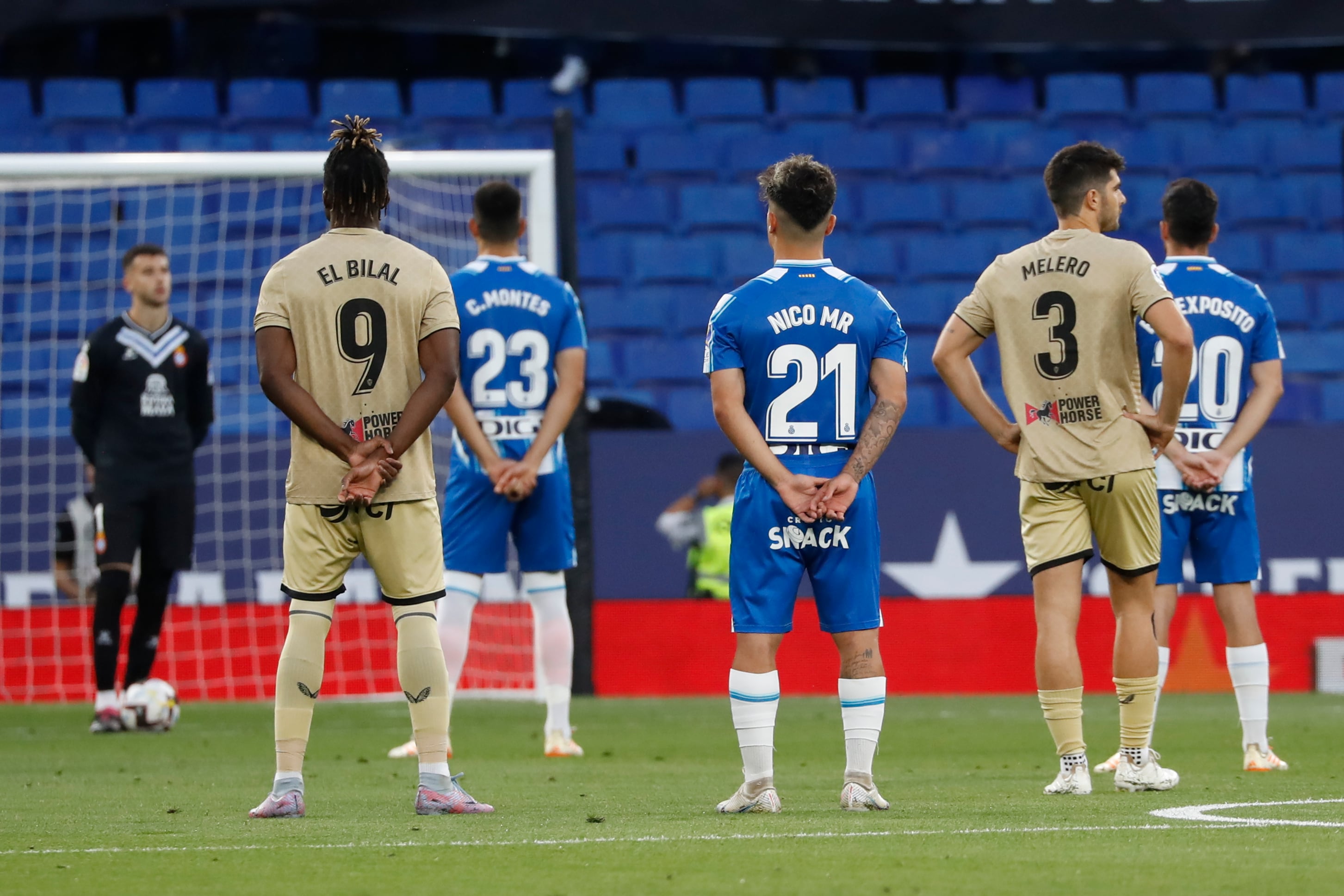 Jugadores del Espanyol y del Almeria en una protesta contra los arbitrajes que ha recibido el equipo españolista, durante el encuentro correspondiente a la última jornada de primer división que disputan hoy domingo en el RCD Stadium, en Barcelona.