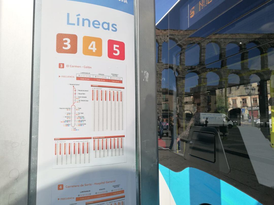 Información de uno de los postes ubicados en las marquesinas del servicio de autobuses