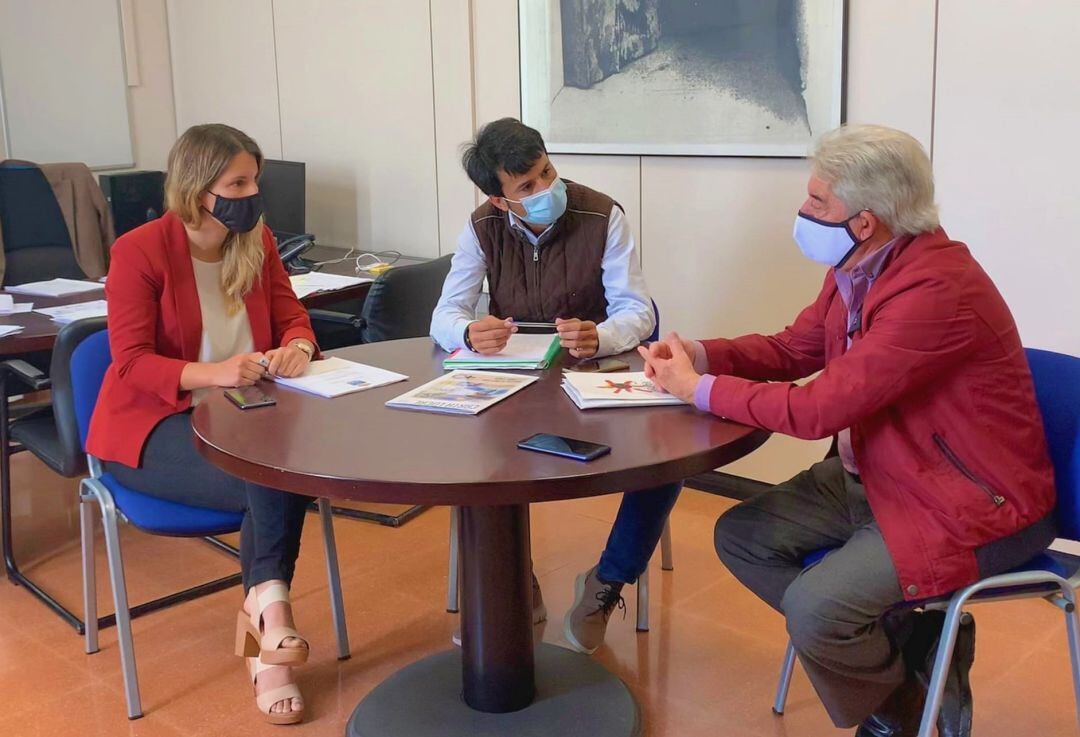 Los concejales del PSOE en Teguise, Jenifer Galán y Marcos Bergaz, junto al presidente de la CEL, Francisco Martínez.