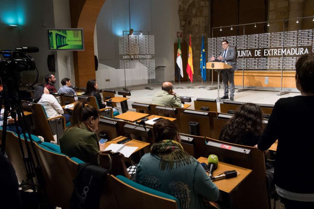 Comparecencia del Consejero de Sanidad con periodistas en la sala, cuando las últimas comparecencias se están desarrollando con los informadores a través de medios telemáticos