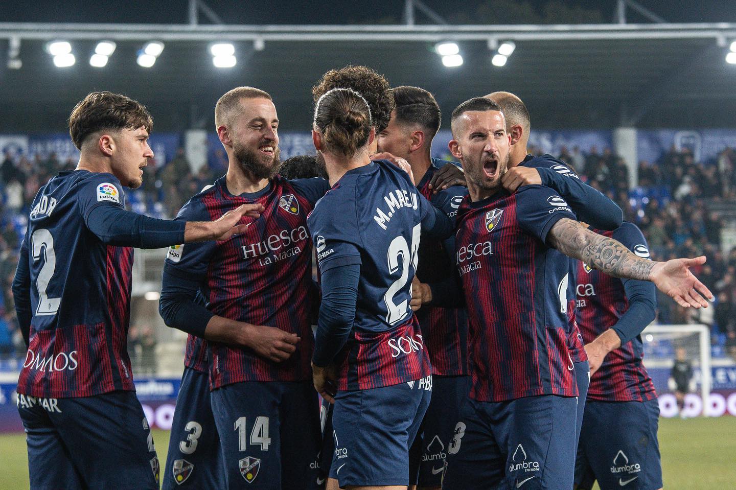 Los jugadores de la SD Huesca quieren ofrecer una victoria a su afición