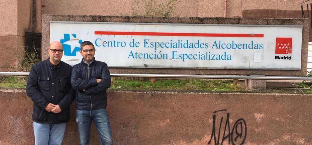 Juan Bautista (IU) y Rafael Sánchez Acera (PSOE) frente al Centro de Especialidades de Alcobendas