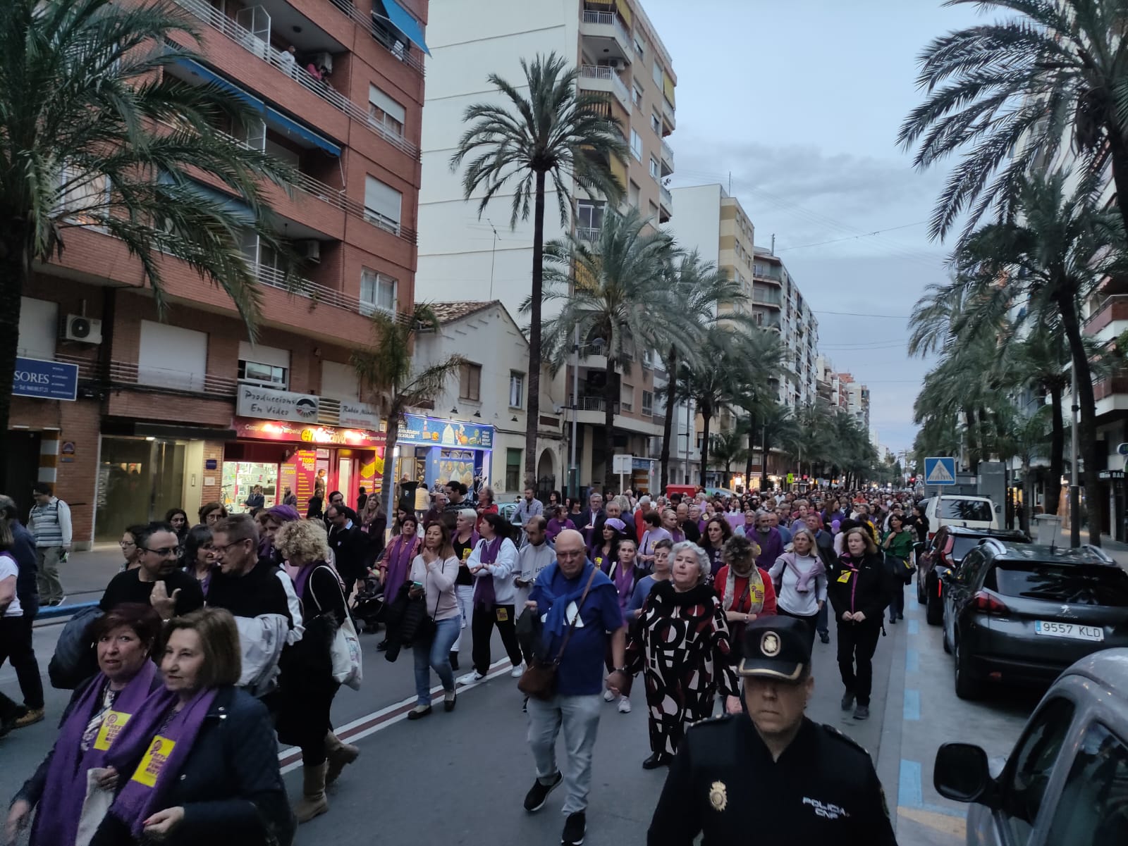 Manifestación del 8M a su paso por la Avenida República Argentina de Gandia el pasado año.