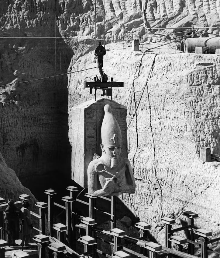 Desmontaje de uno de los pilares de Osiris del vestíbulo del Gran Templo de Abu Simbel.