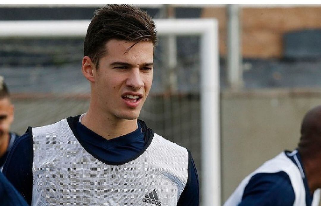 Santi Mina, en un entrenamiento con el Valencia.