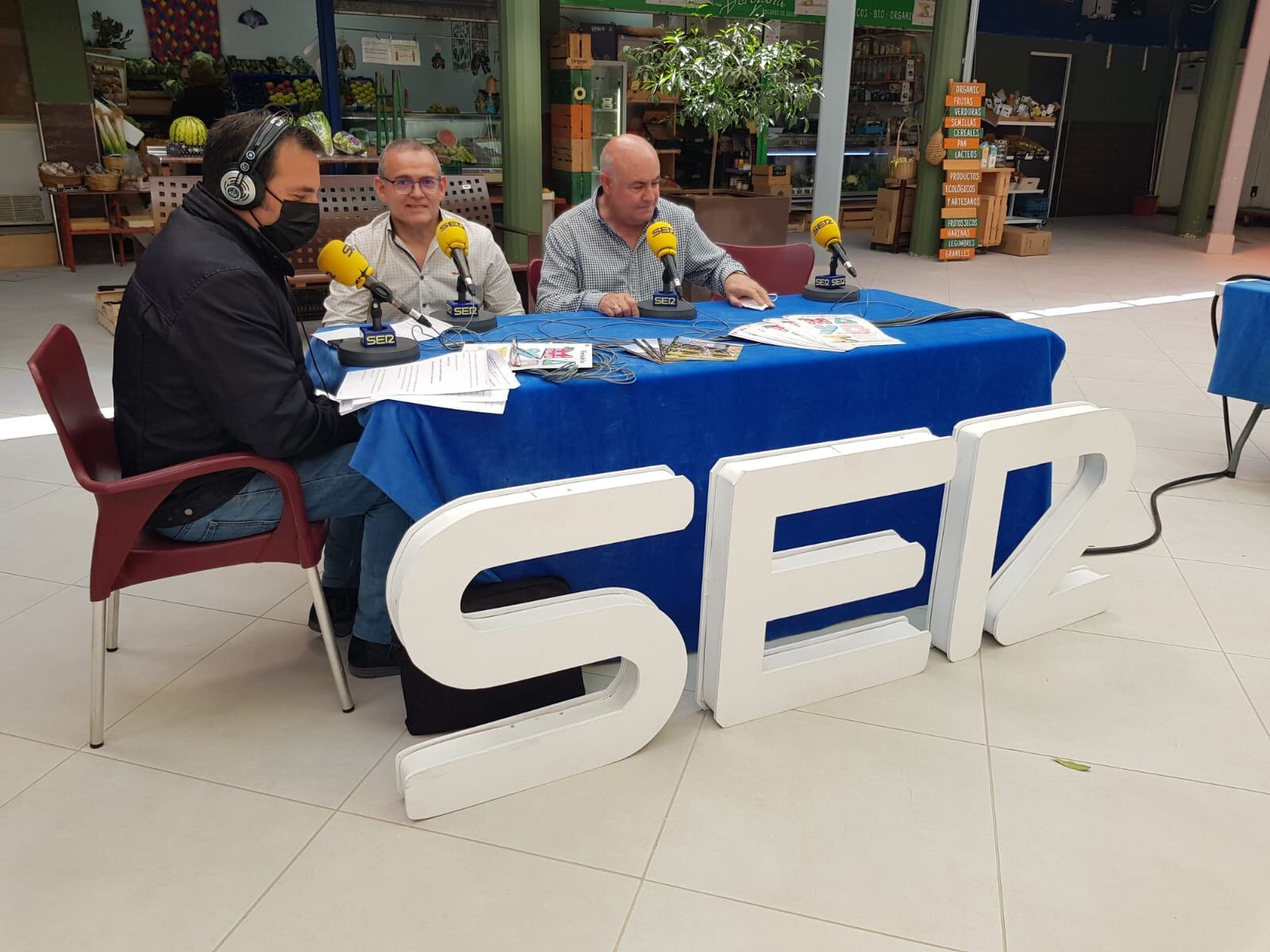 Miguel Meroño, periodista de Radio Lorca, Blas Pérez, líder del grupo folclórico y José Baños, cronista oficial de la Villa de Alhama