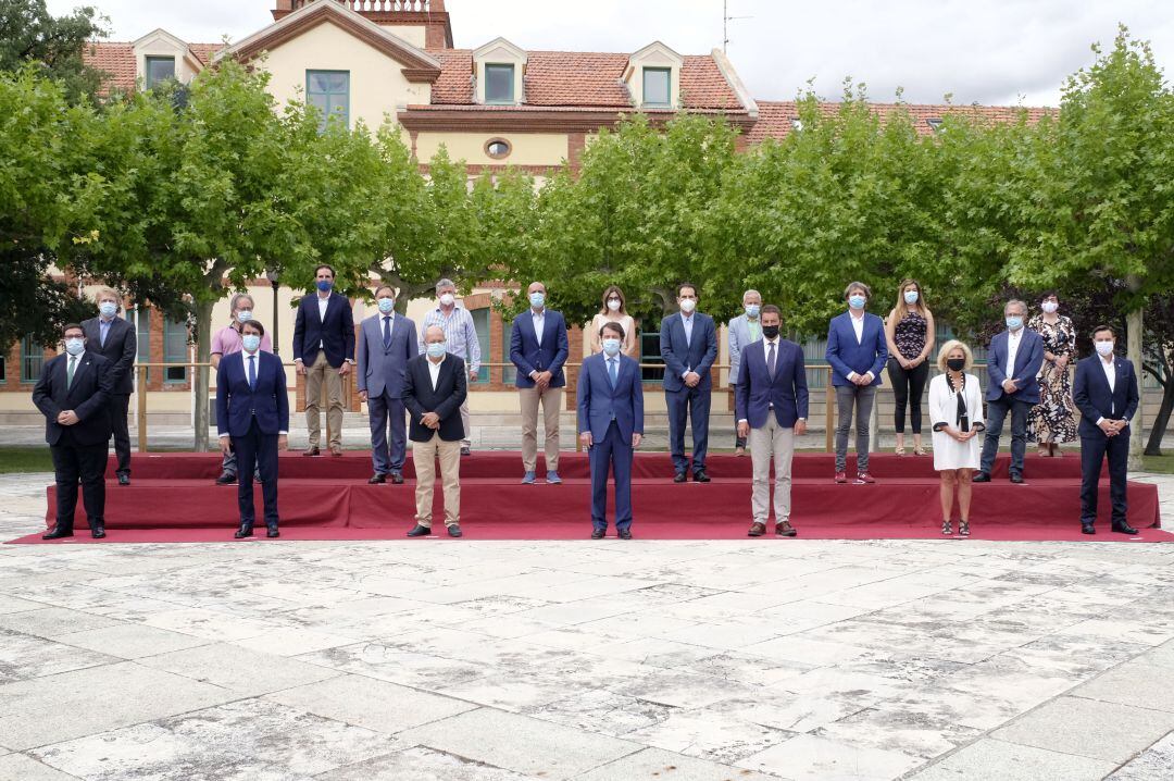 Foto de familia del Presidente de la Junta, varios consejeros y los alcaldes de las localidades de más de 20.000 habitantes en Castilla y León