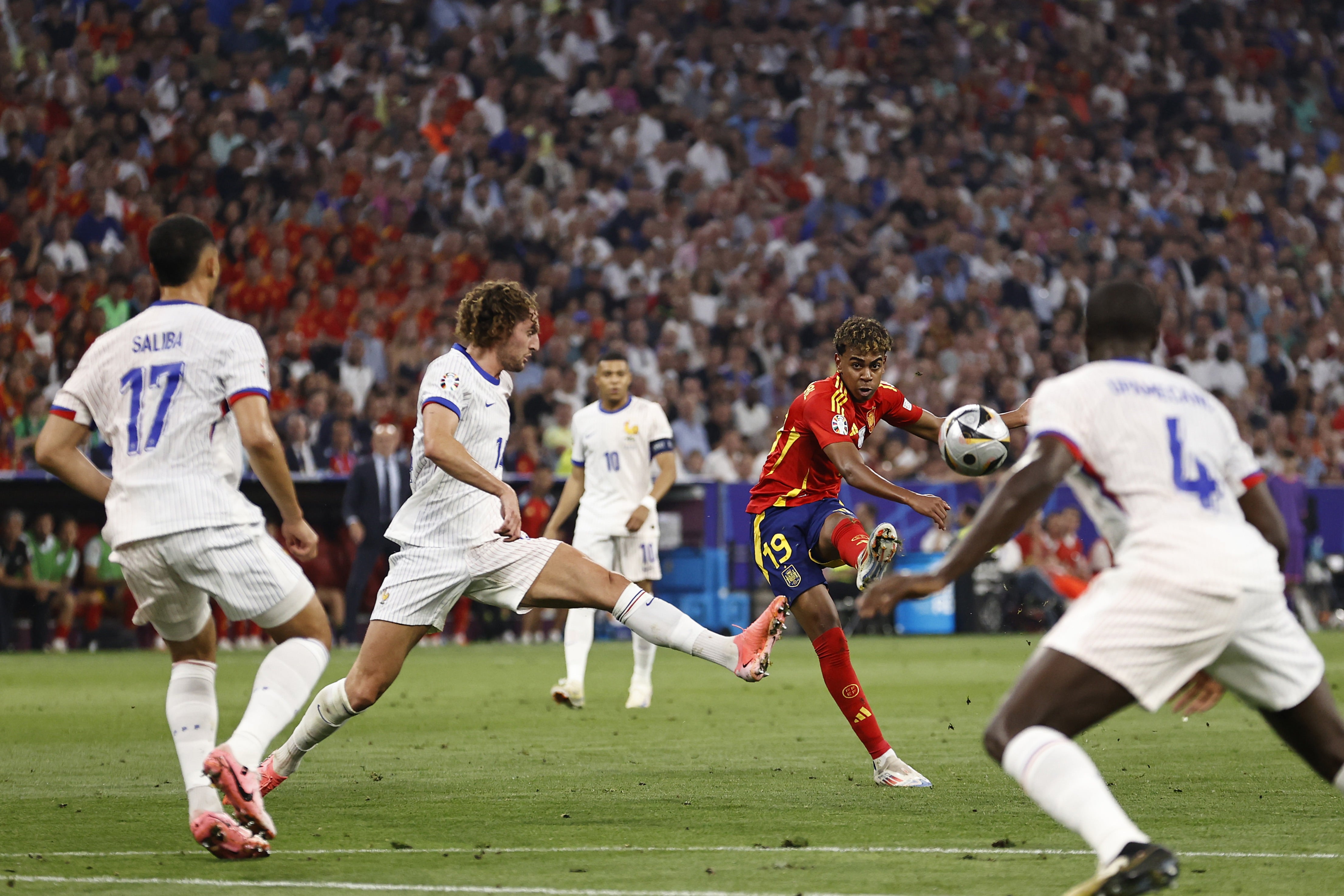 Momento en el que Lamine Yamal chuta a portería en su gol ante Francia