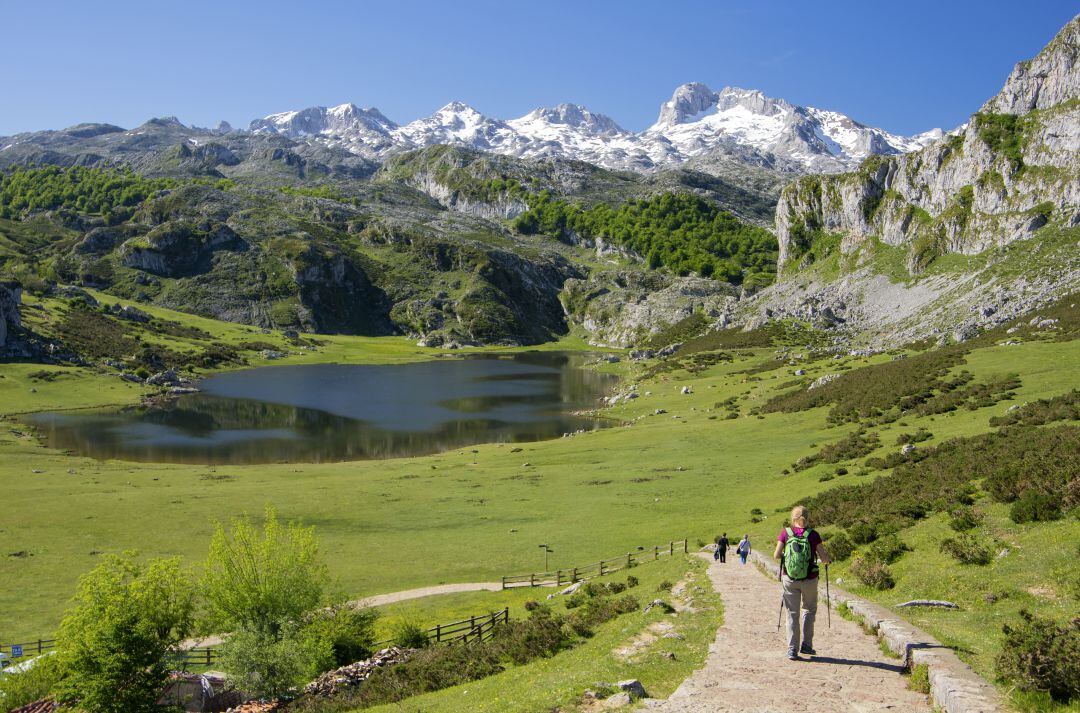 Excursionistas en los Lagos de Covadonga. 