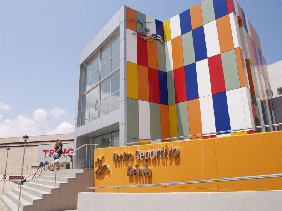 Fachada del centro deportivo.