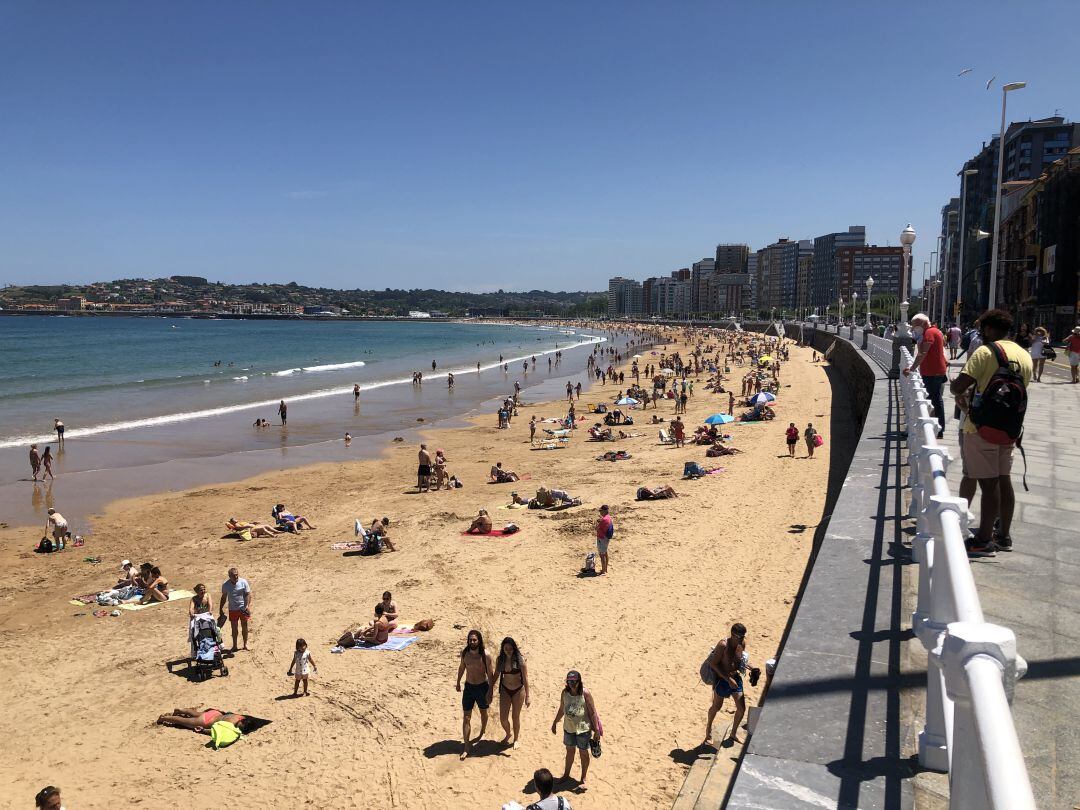 Playa de San Lorenzo, cerrada al público.