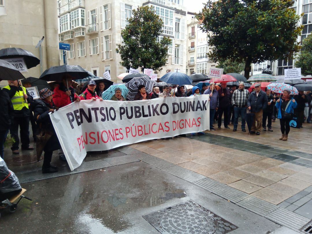 Los pensionista de Álava, concentrados delante de la sede de la energética EDP.