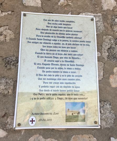 Placa con un poema de Alfredo Barambio en la iglesia de Olmedilla de Arcas.