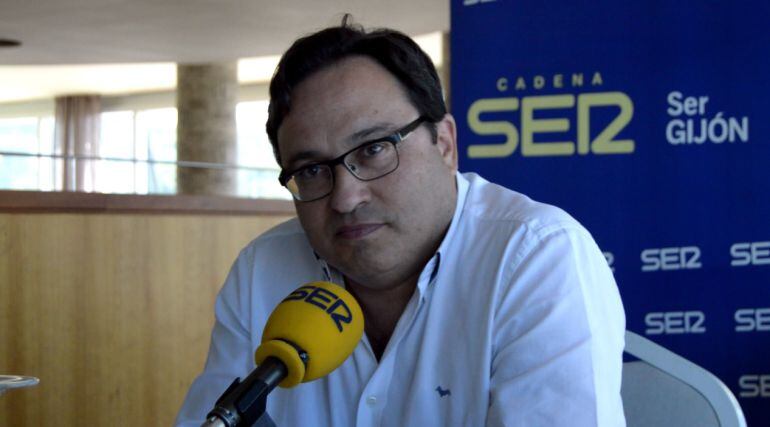 Javier Fernández, durante la Tertulia Autoprin de SER Gijón.