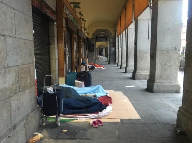 Los soportales que rodean la Plaza Mayor de Madrid están más llenos que nunca de los que no tienen opción de quedarse en casa