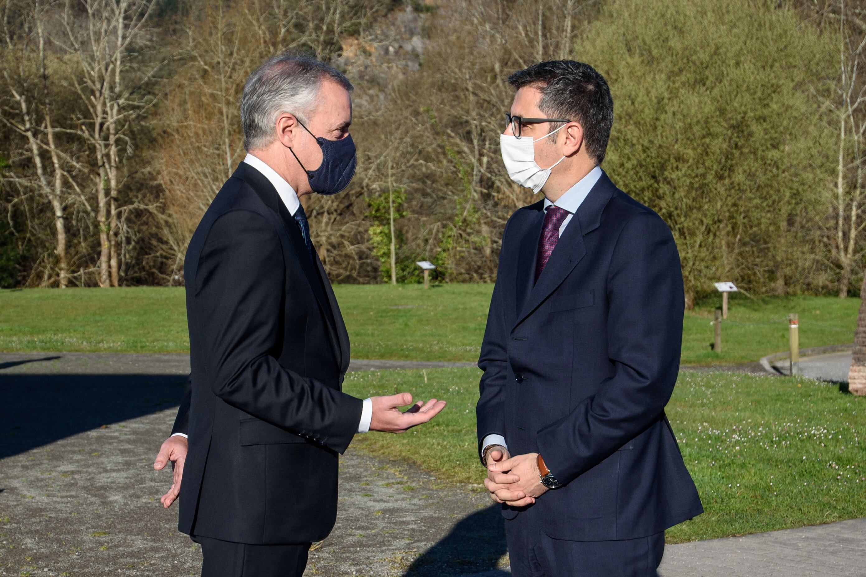 GRAF5845. BUSTURIA (BIZKAIA), 26/02/2022.- El lehendakari Iñigo Urkullu (i) se reúne este sábado con el Ministro de la Presidencia, Relaciones con las Cortes y Memoria Democrática, Félix Bolaños (d) en la localidad de Busturia. EFE/Javier Zorrilla