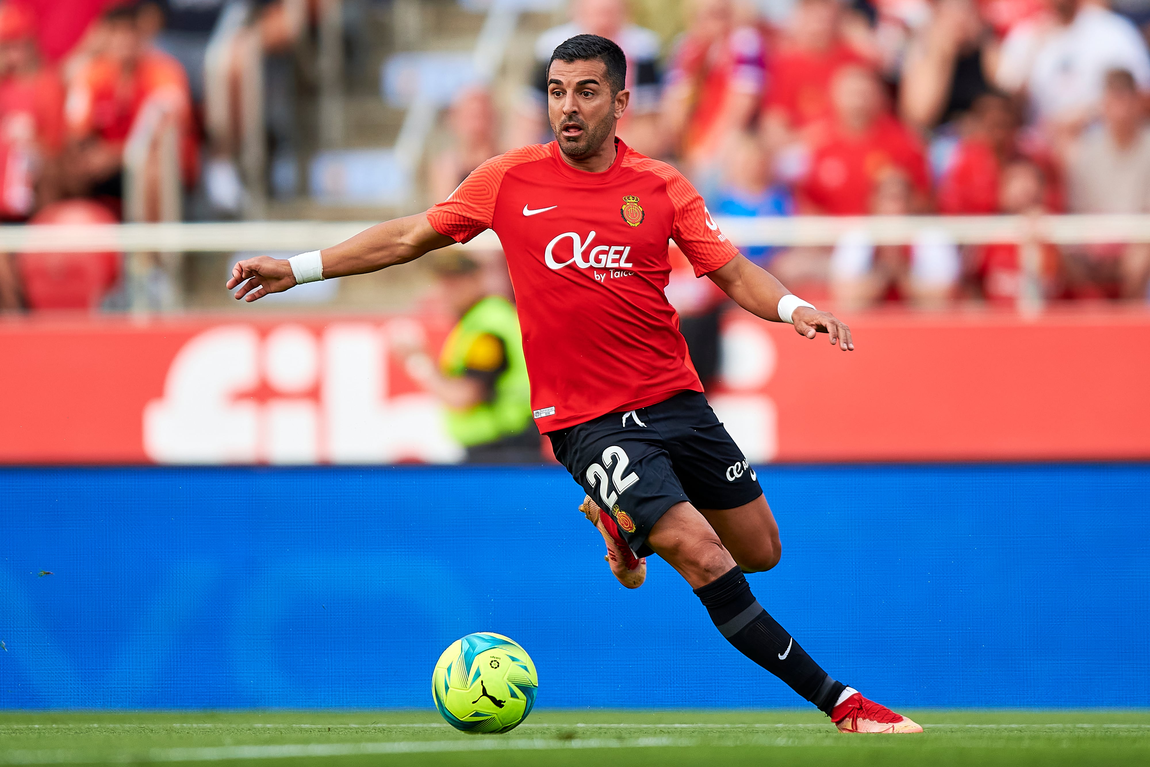 Ángel Rodríguez anota un gol con el Mallorca.