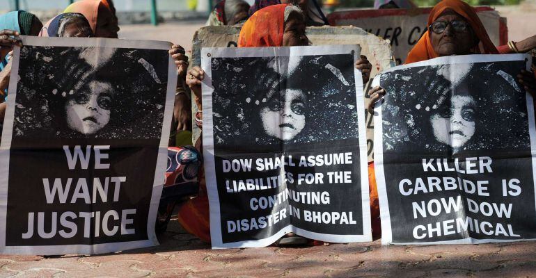 Bhopal Gas disaster survivors hold posters during a protest rally in Bhopal on December 2, 2014. The Bhopal industrial disaster, the world&#039;s worst industrial disaster in 1984, when gas leaked from a pesticides plant owned by the US multinational Union Car