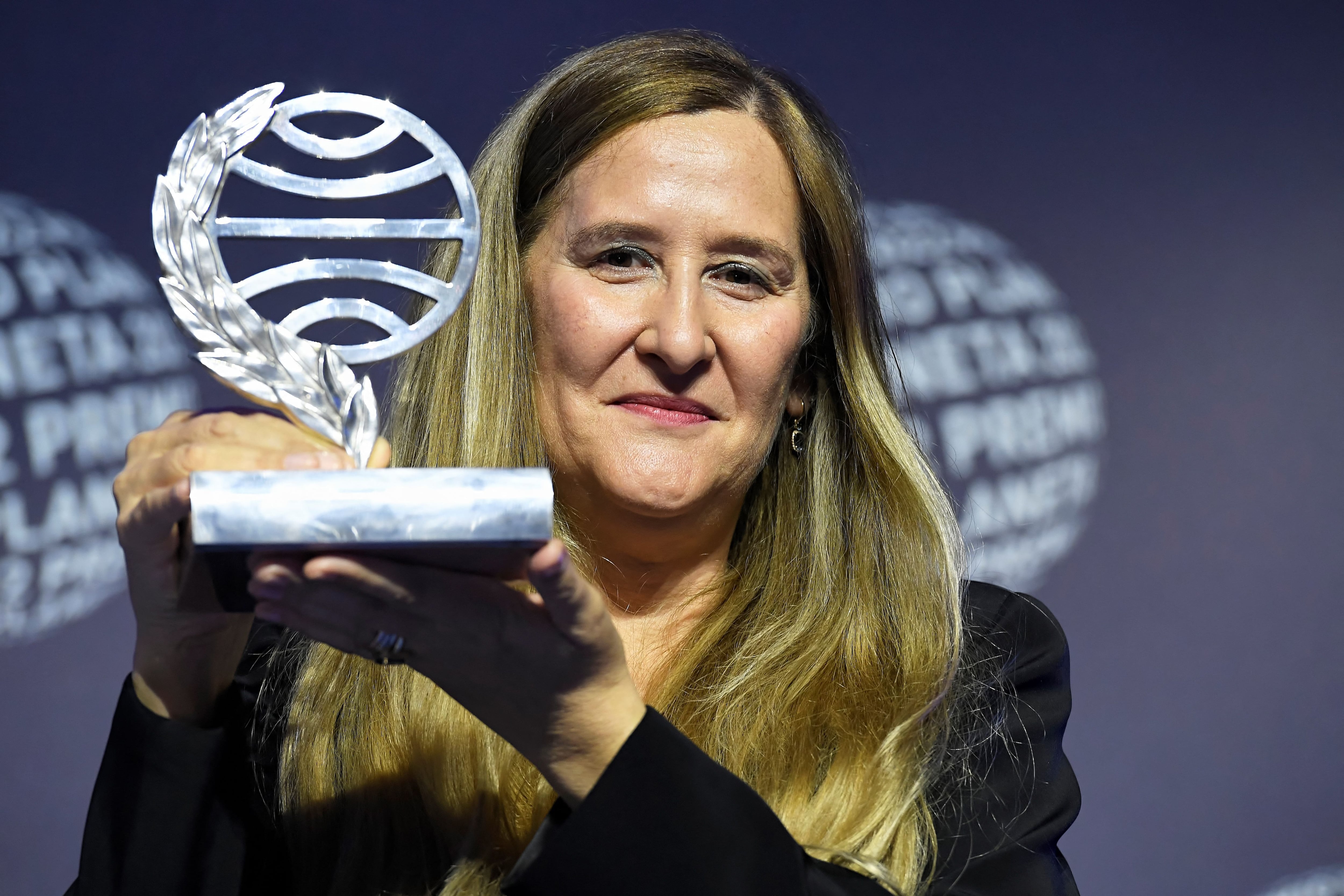 Luz Gabás tras recibir el Premio Planeta 2022. (Photo by Pau BARRENA / AFP) (Photo by PAU BARRENA/AFP via Getty Images)