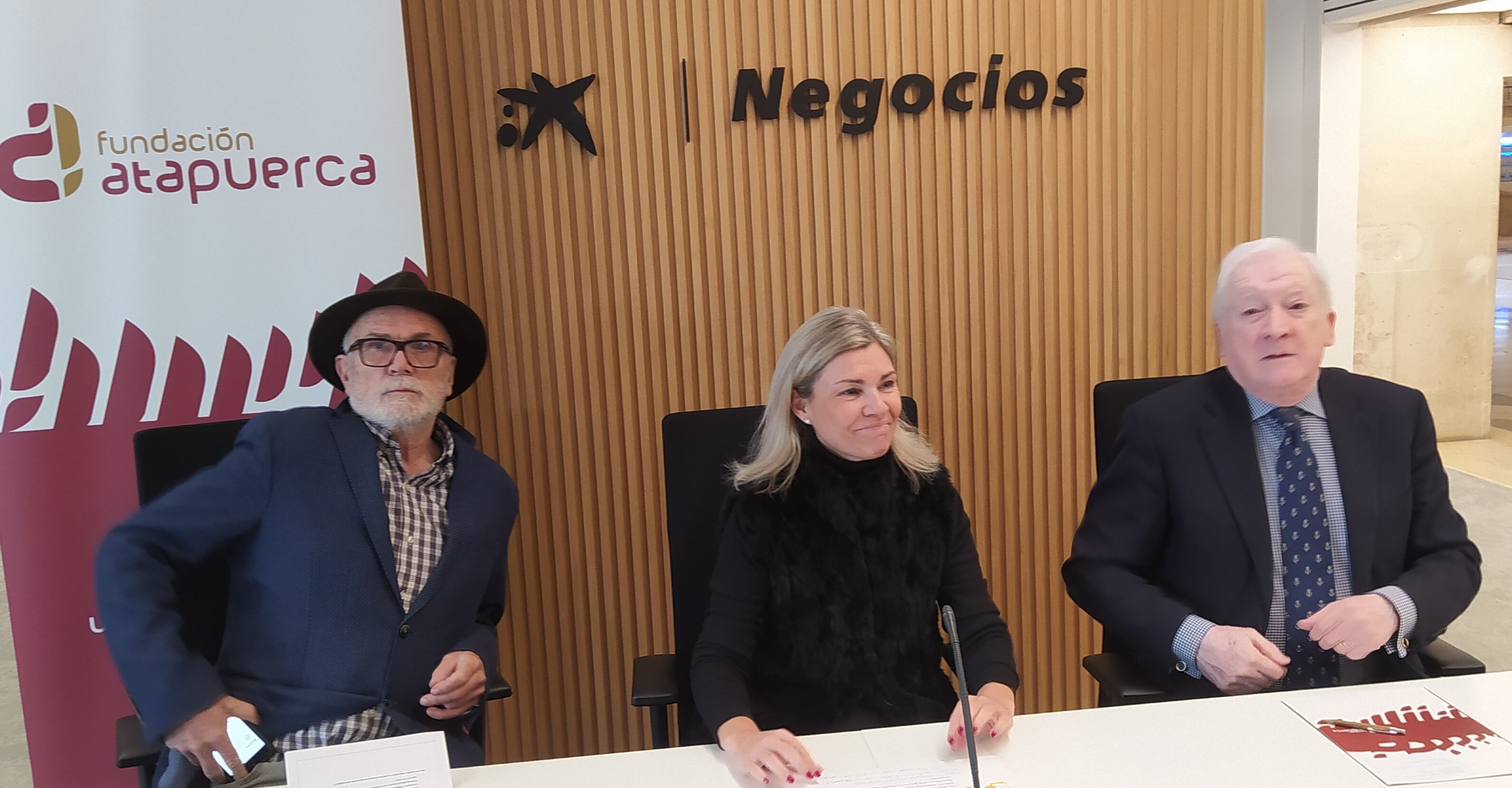 La directora territorial de Caixabank en Castilla y León, Belén Martín, entre el presidente de la Fundación Atapuerca, Méndez Pozo (dcha) y el vicepresidente. Eudald Carbonell