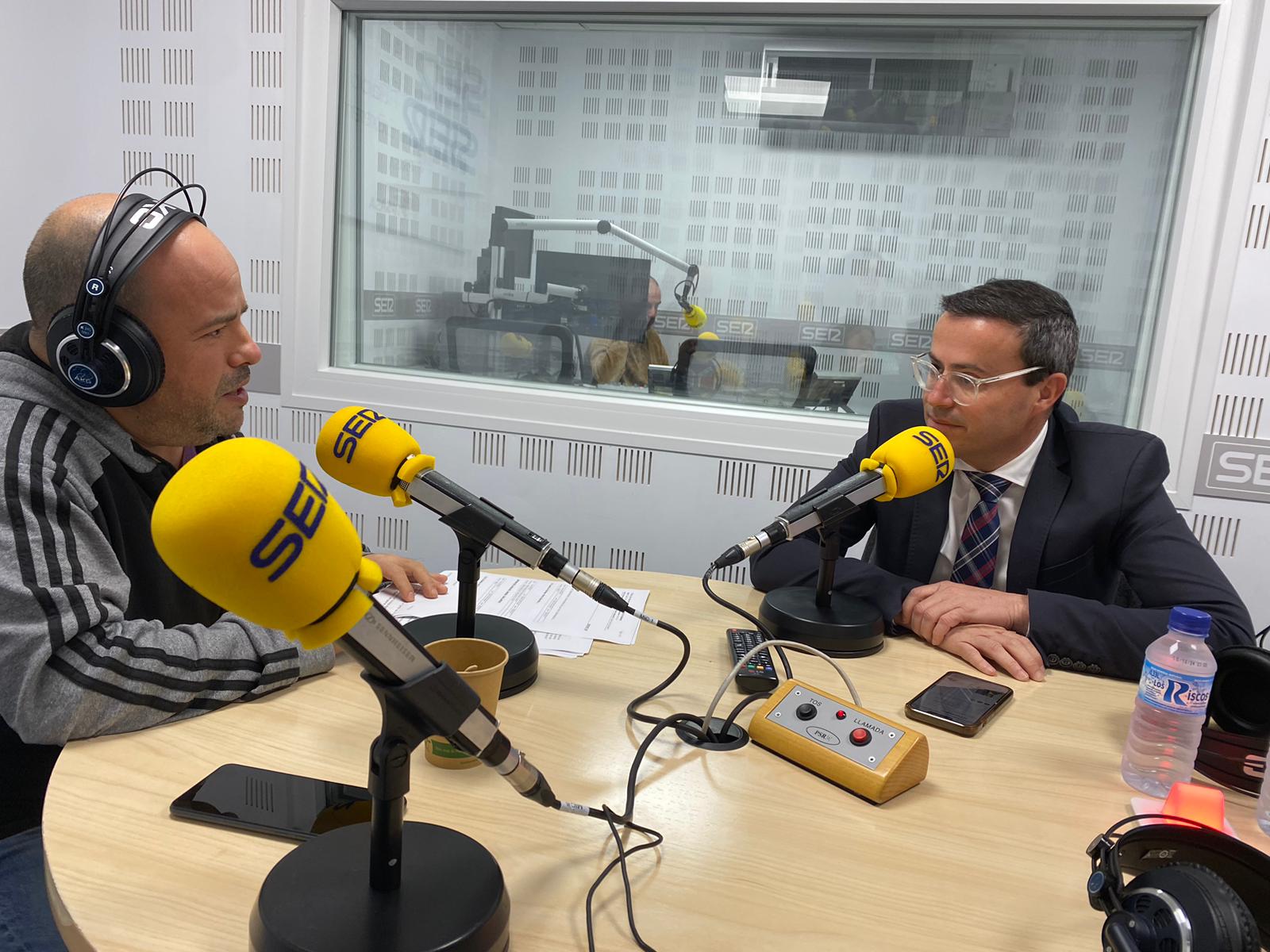 Momento de la entrevista a Miguel Ángel Gallardo en los estudios de Radio Extremadura. Candidato a la Secretaría regional del PSOE de Extremadura