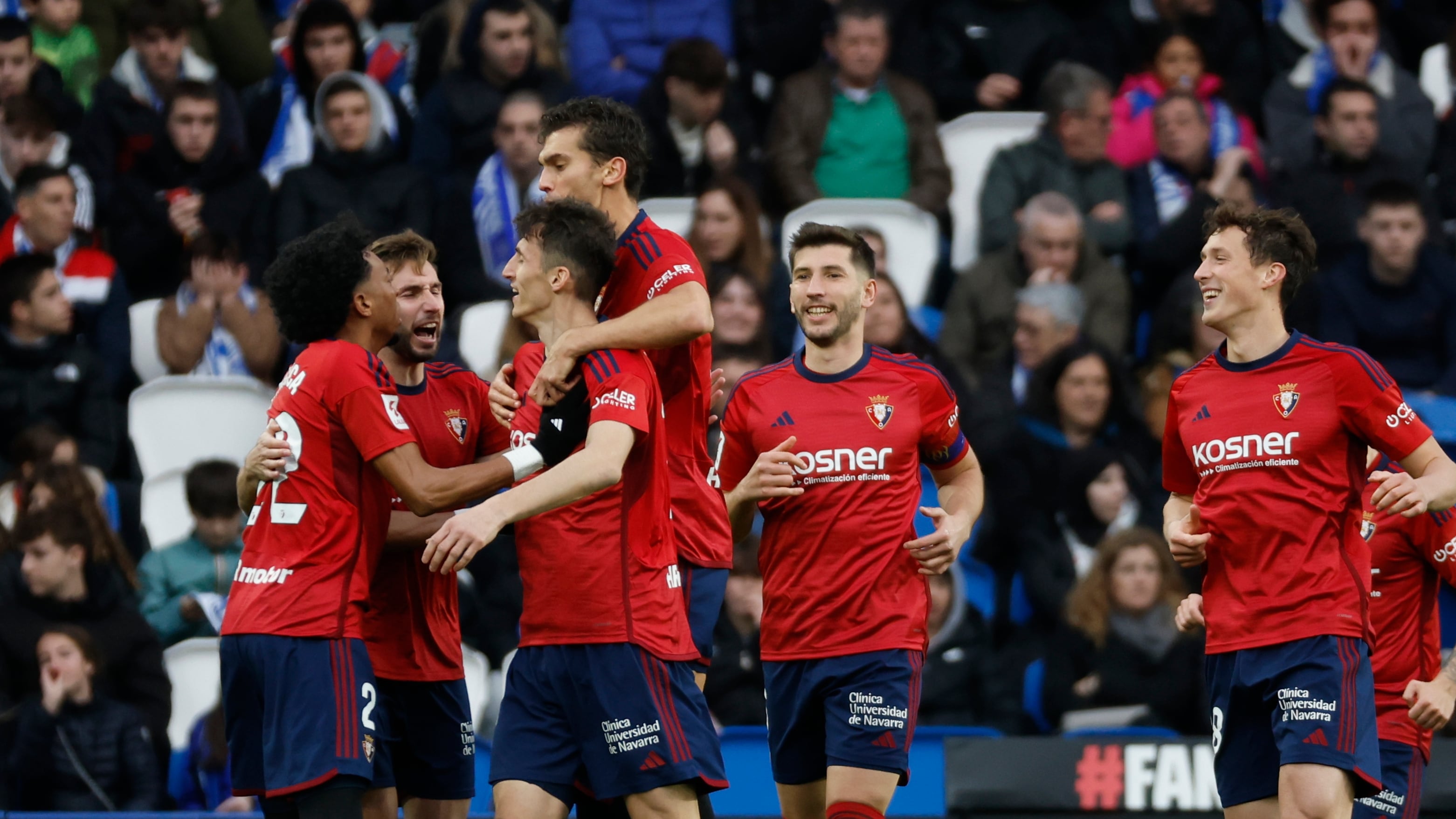 Los jugadores del Osasuna celebran el gol marcado por su compañero, Ante Budimir ante La Real Sociedad durante el partido de la jornada 24 de LaLiga