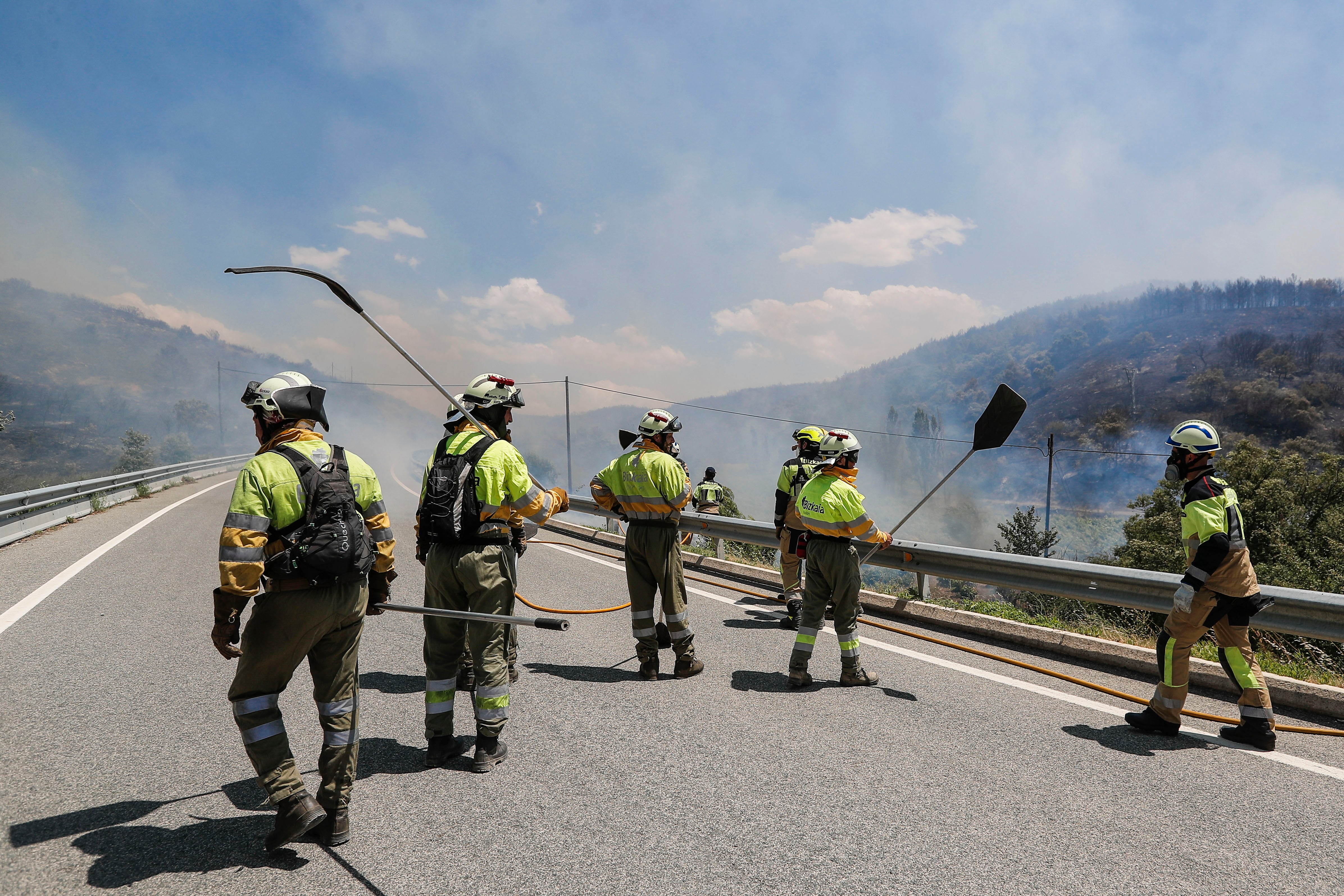 Bomberos de Bizkaia participan en los trabajos para extinguir el fuego en las cercanías de la localidad de Ujué (Navarra).