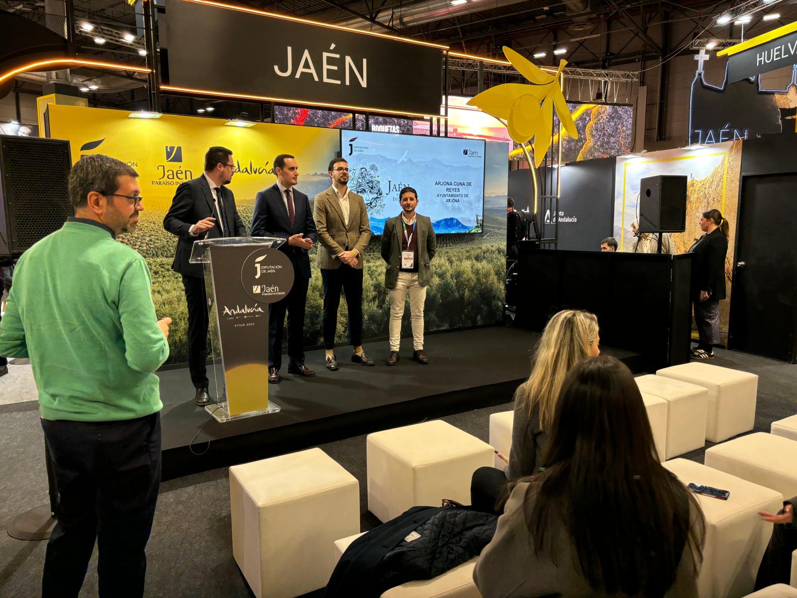 El diputado de Turismo, Fran Lozano con Juan Latorre, alcalde de Arjona, durante la presentación.