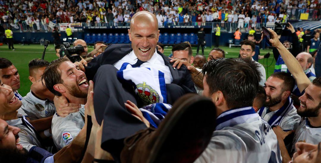 Zinedine Zidane es manteado por los jugadores tras ganar la última Liga madridista en Málaga