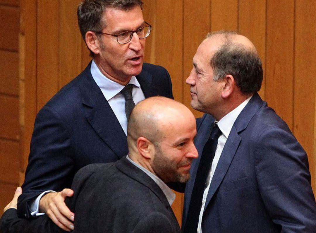 El presidente de la Xunta con los portavoces del PSdeG y En Marea en el Parlamento de Galicia