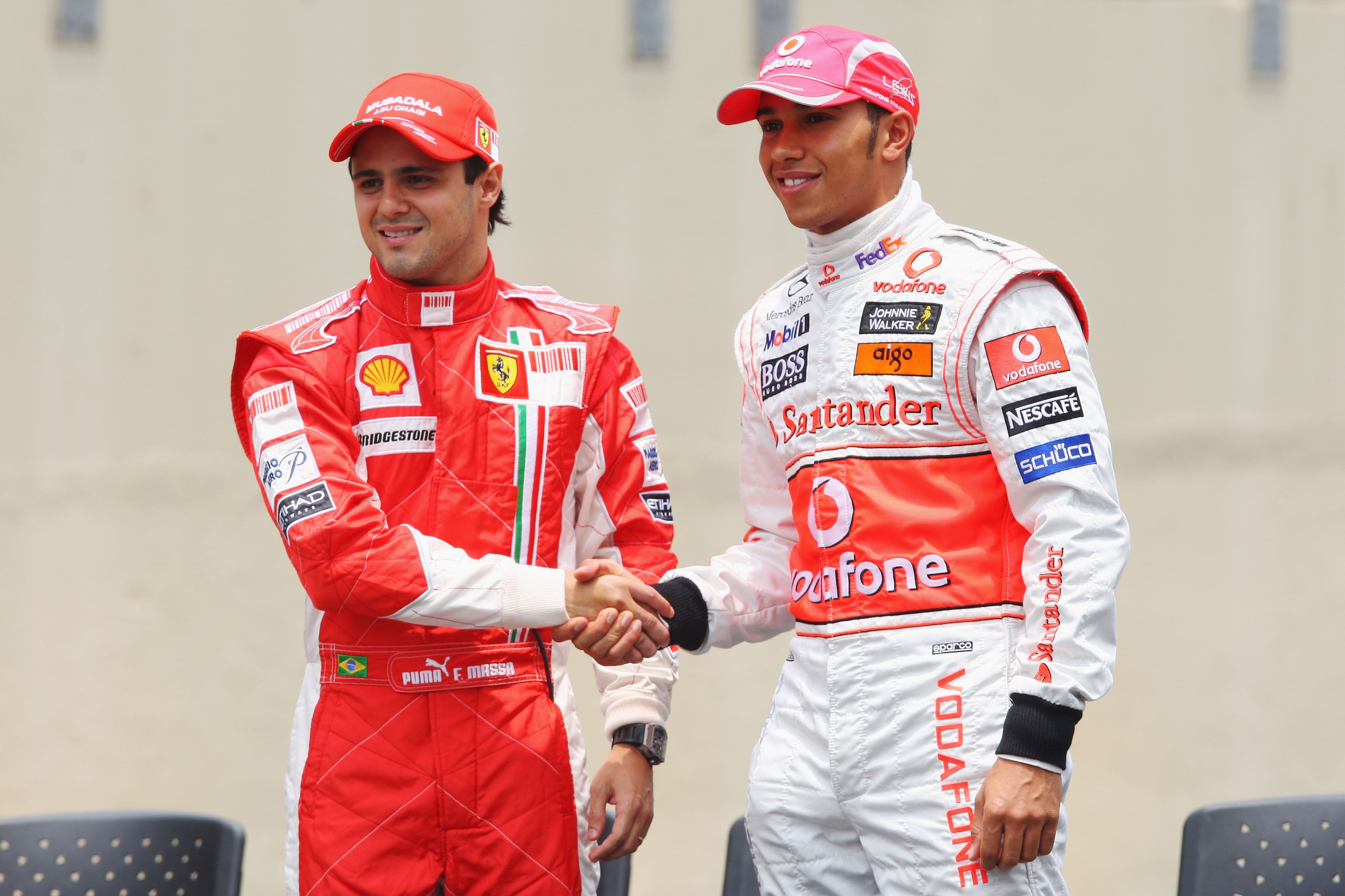 Felipe Massa y Lewis Hamilton se saludan en el Gran Premio de Brasil 2008